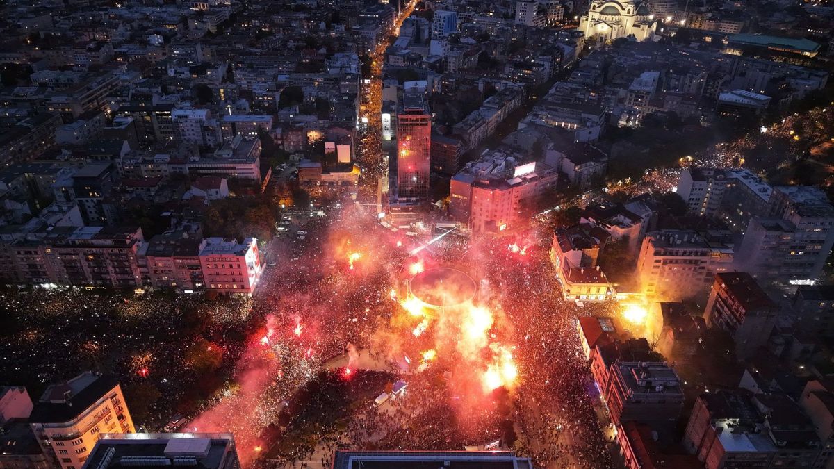 Megbuktatták a 14 éve hatalmon lévő szerb politikai óriást a diákok – de most jön csak az igazi rémálom, ki fog kormányozni?