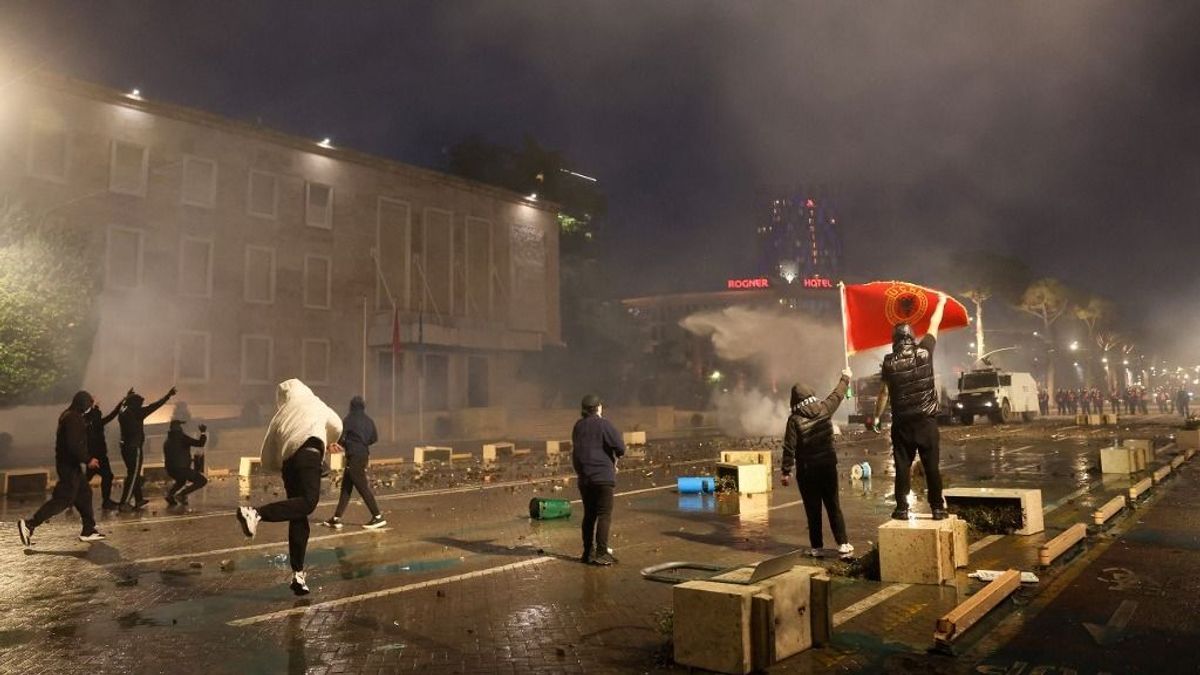 Felrobbant a balkáni lőporos hordó: lángokban áll Tirana, elszabadult a pokol az albániai tüntetéseken